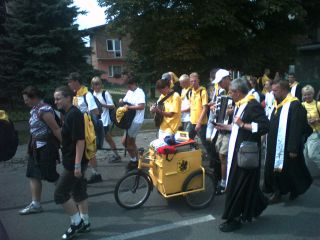 'Grzanie' instrumentów przez Olę (gitara) i kl. Piotra (akordeon)